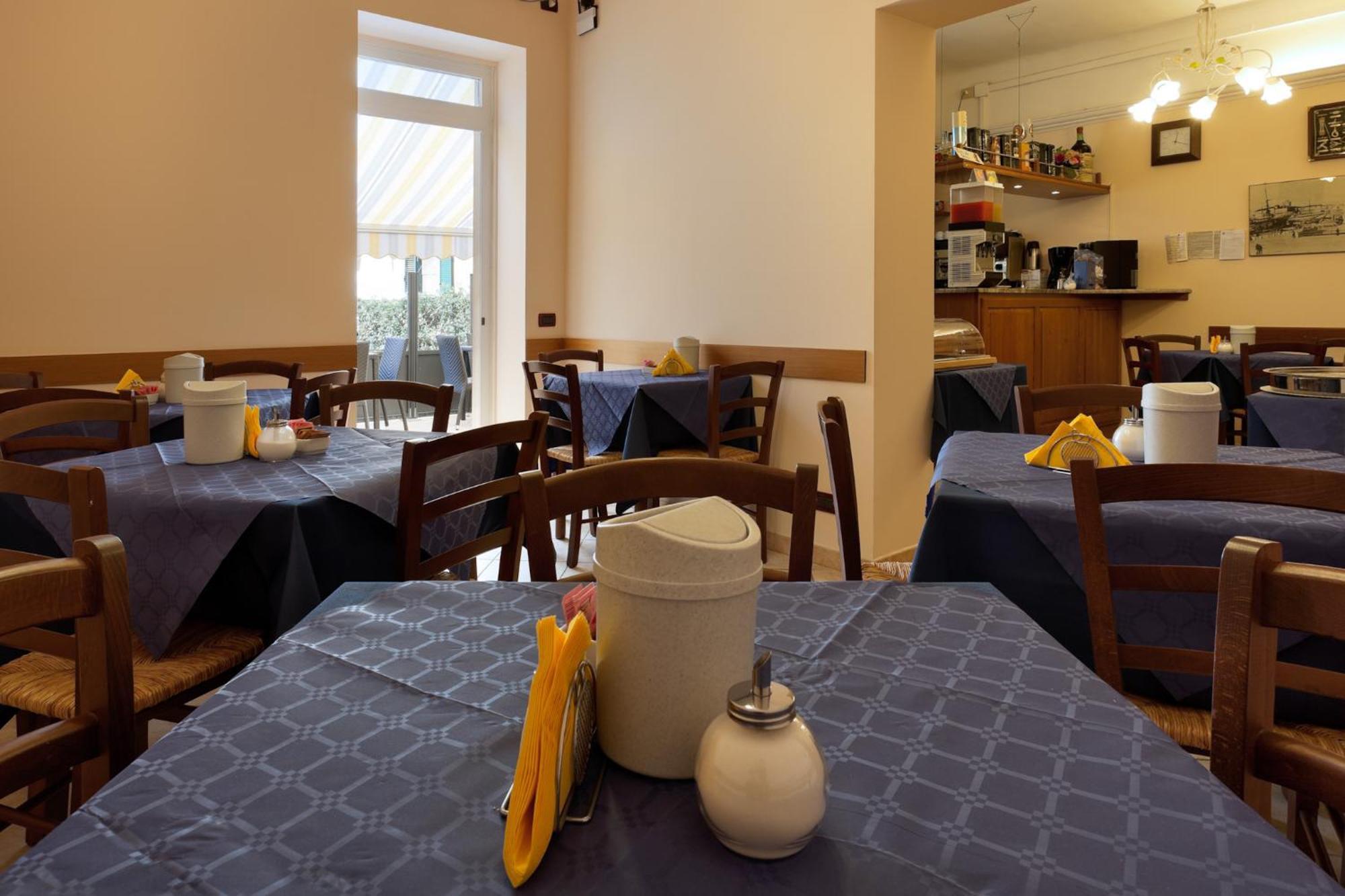 Parking Hotel Giardino Ливорно Екстериор снимка