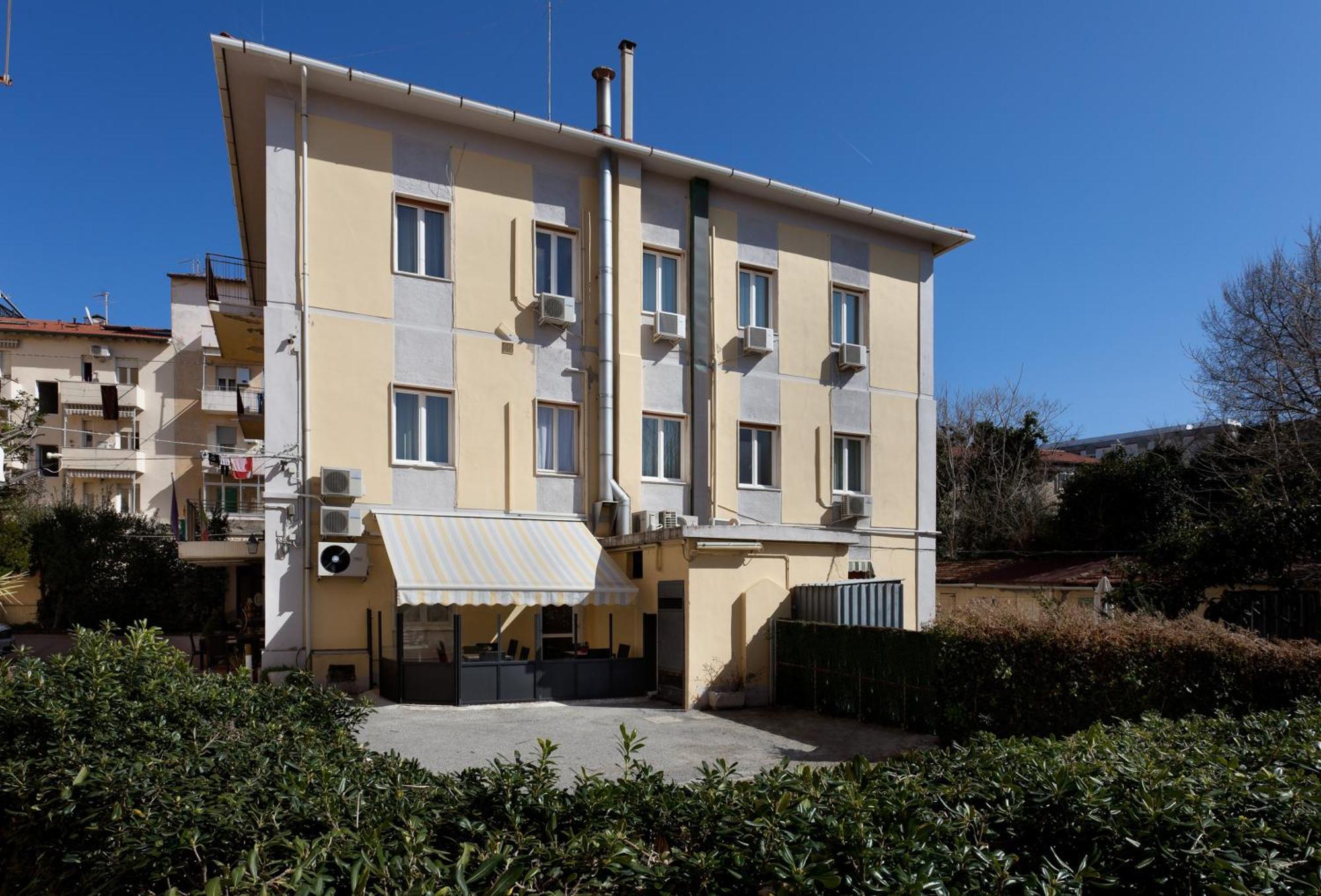 Parking Hotel Giardino Ливорно Екстериор снимка