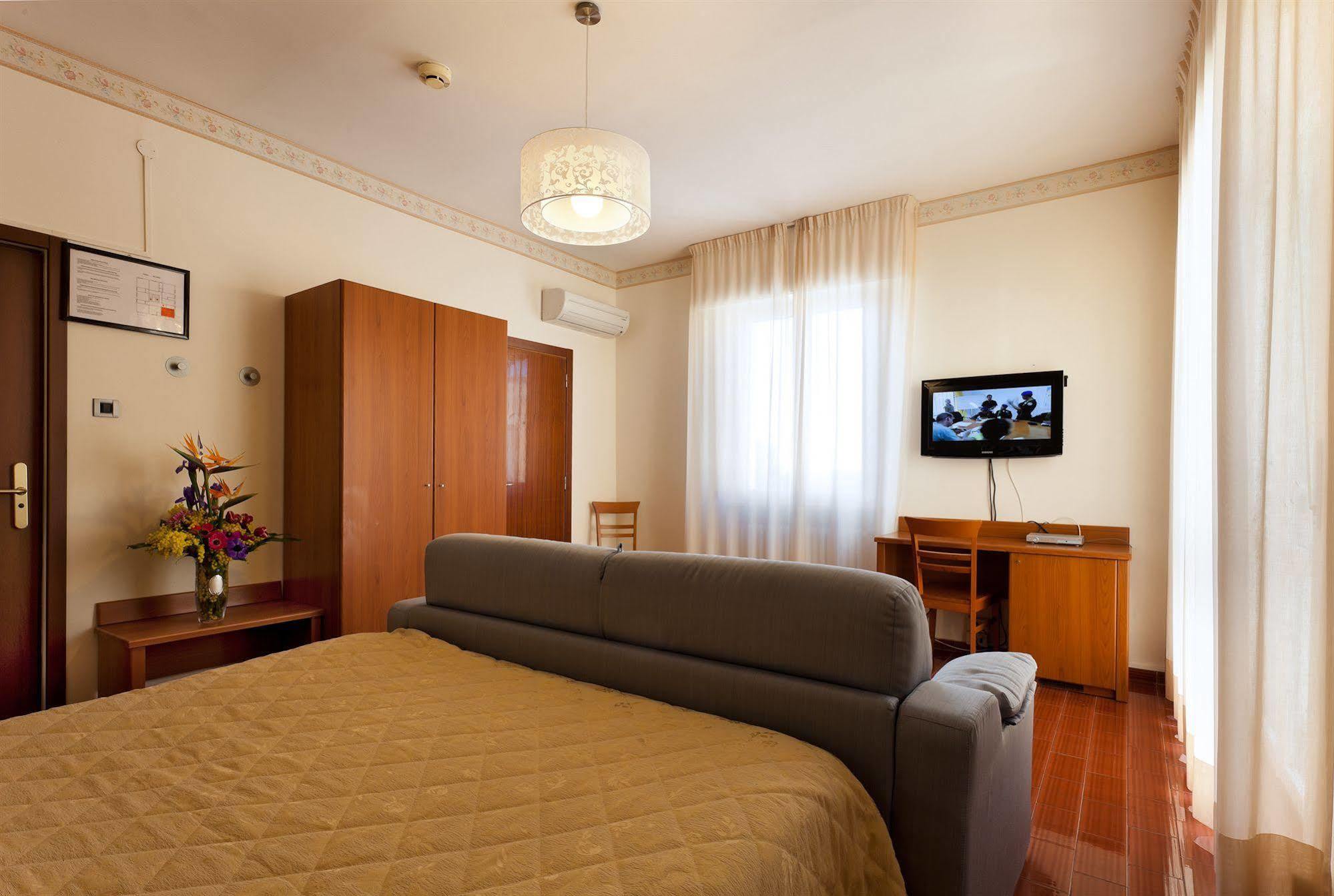 Parking Hotel Giardino Ливорно Екстериор снимка