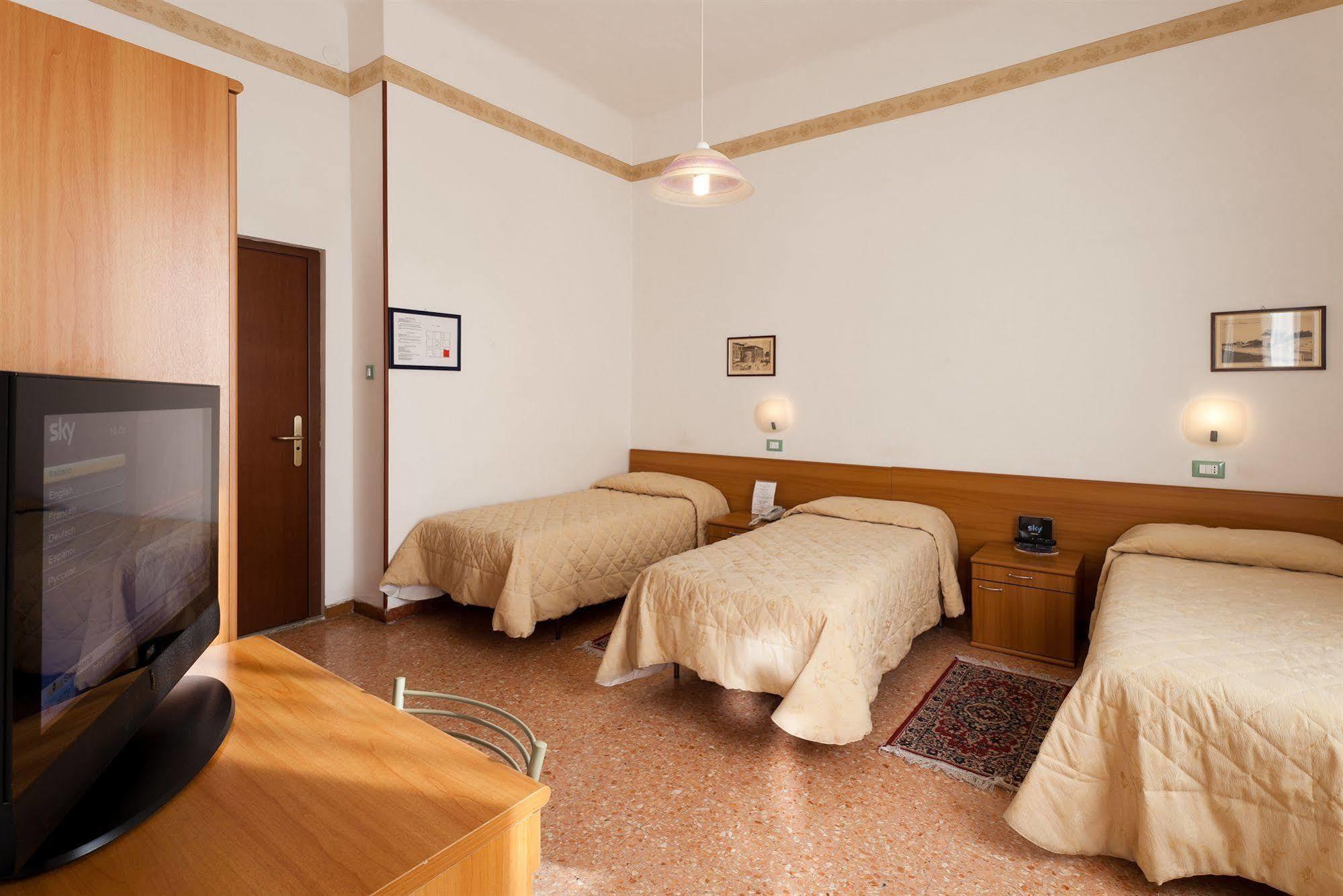 Parking Hotel Giardino Ливорно Екстериор снимка