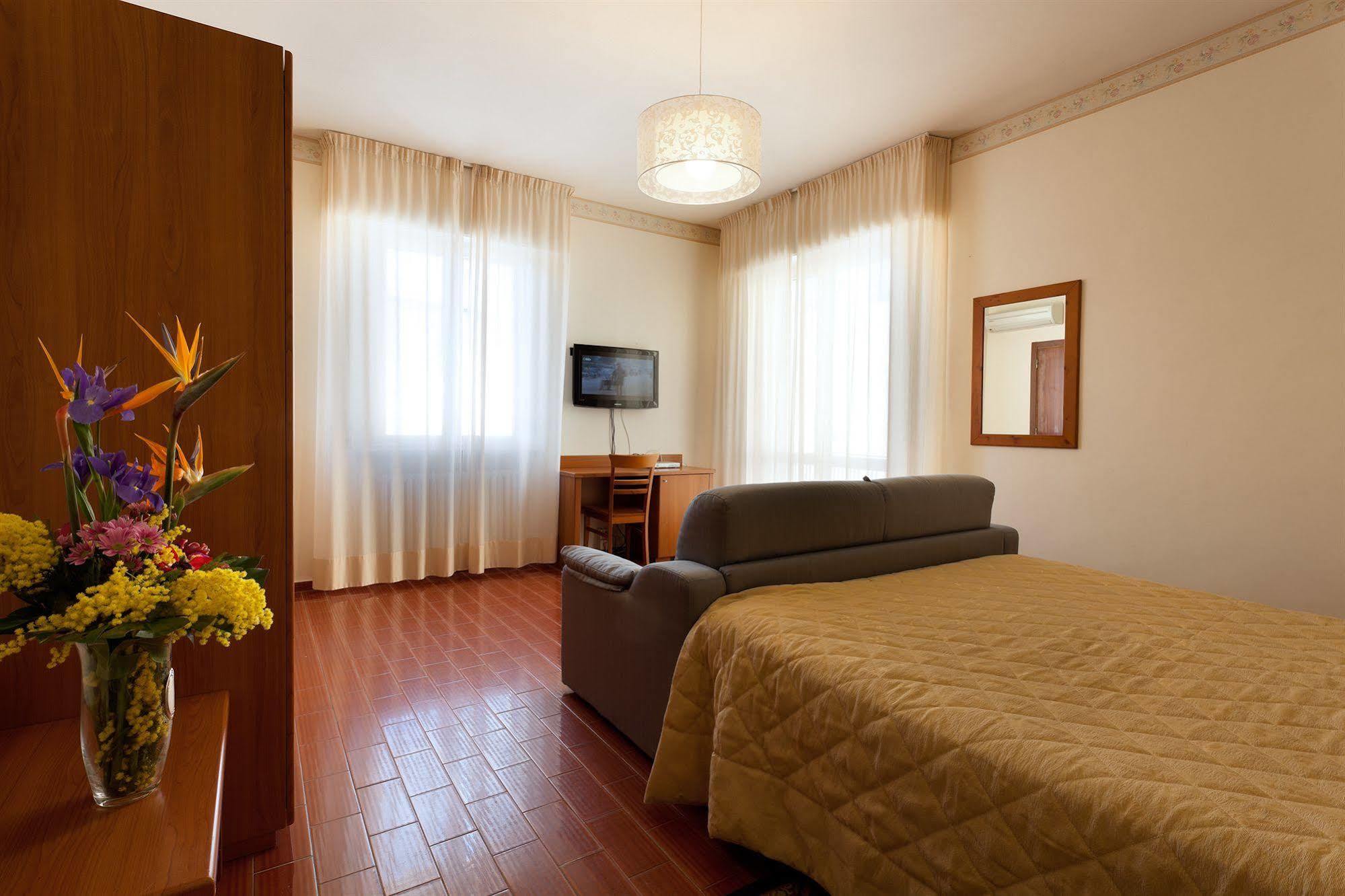 Parking Hotel Giardino Ливорно Екстериор снимка