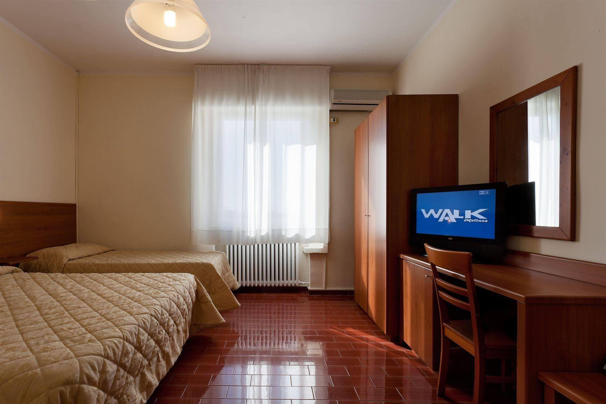 Parking Hotel Giardino Ливорно Екстериор снимка