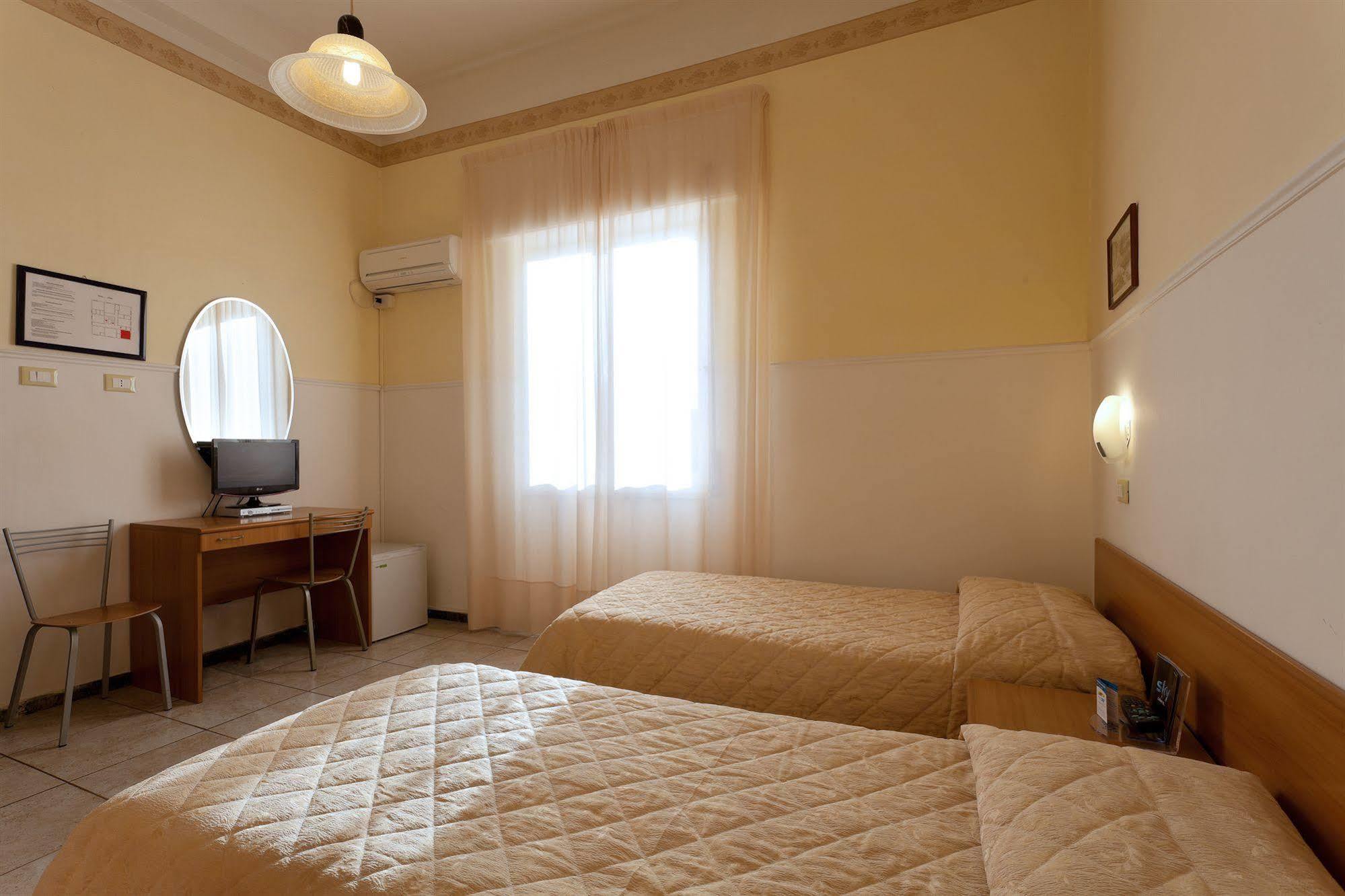 Parking Hotel Giardino Ливорно Екстериор снимка