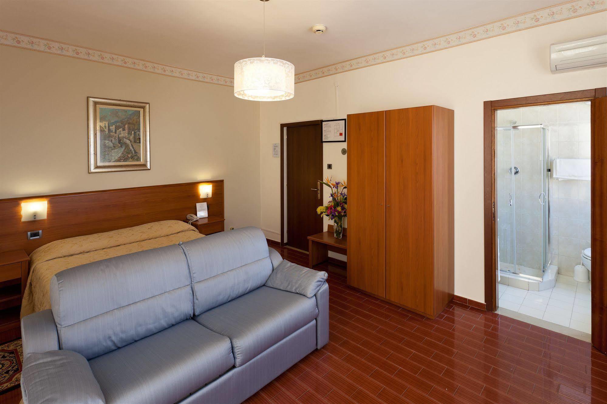 Parking Hotel Giardino Ливорно Екстериор снимка