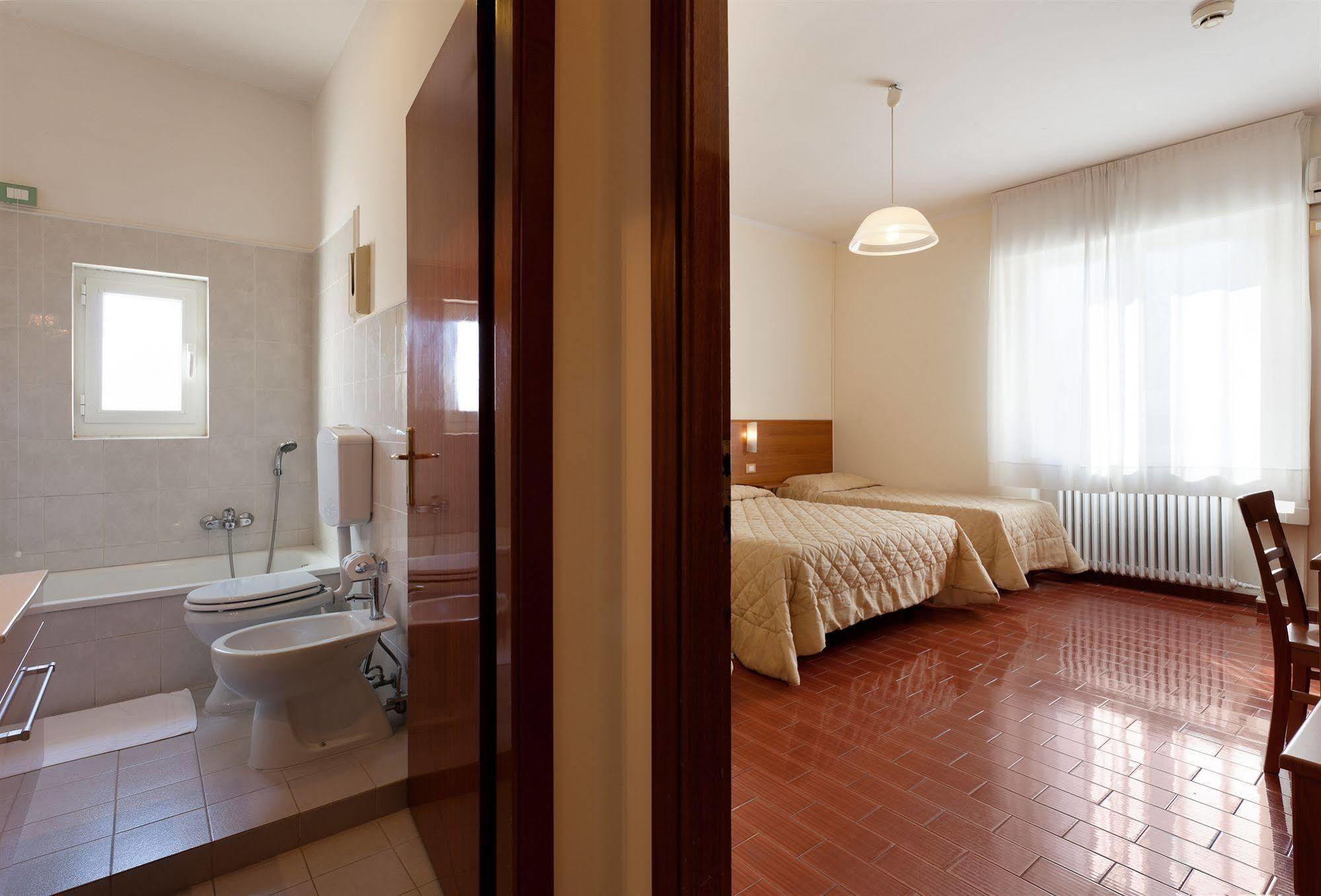 Parking Hotel Giardino Ливорно Екстериор снимка