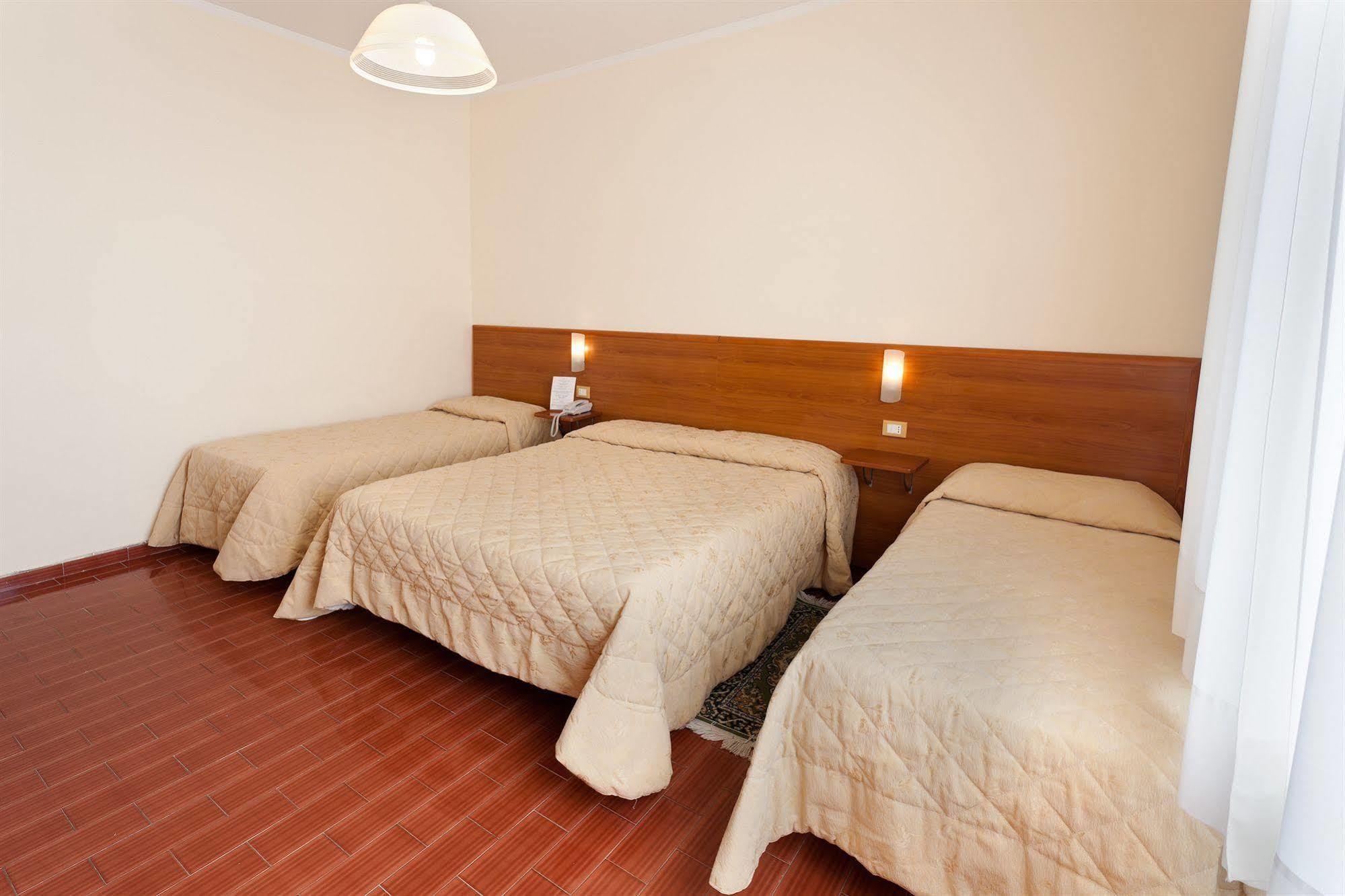 Parking Hotel Giardino Ливорно Екстериор снимка