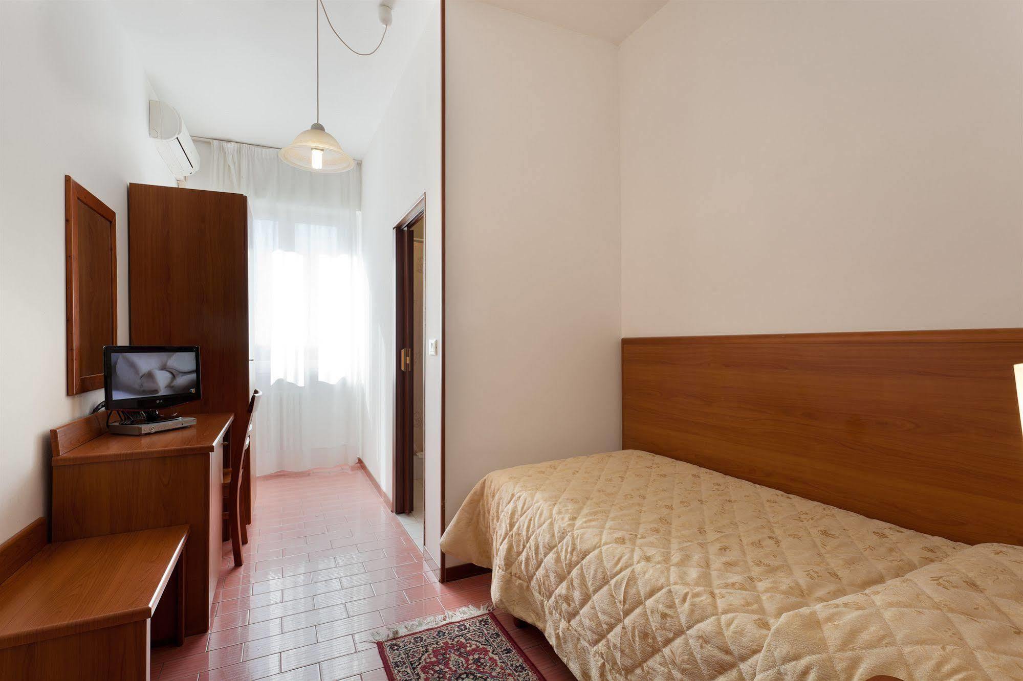 Parking Hotel Giardino Ливорно Екстериор снимка