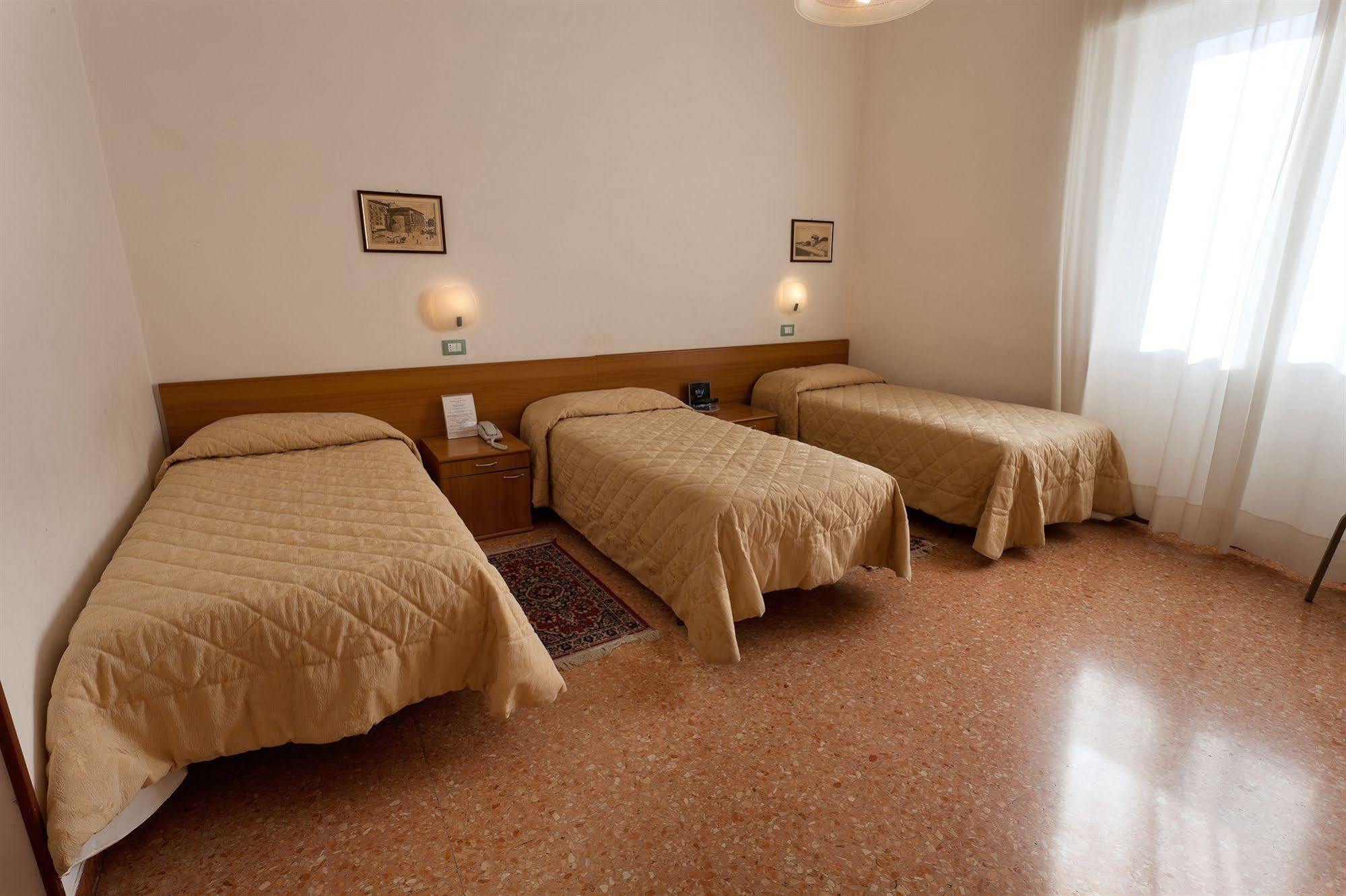 Parking Hotel Giardino Ливорно Екстериор снимка