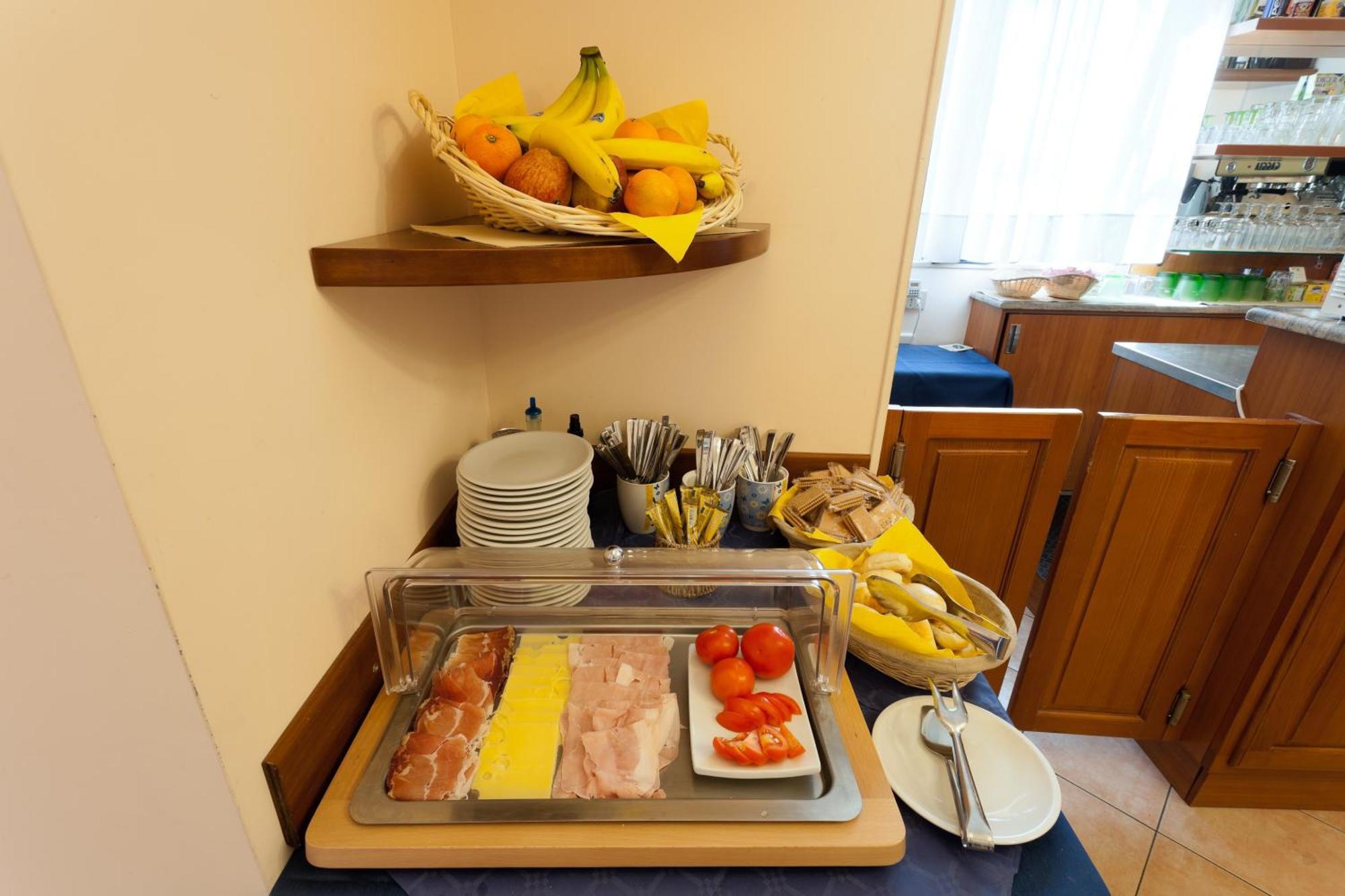Parking Hotel Giardino Ливорно Екстериор снимка